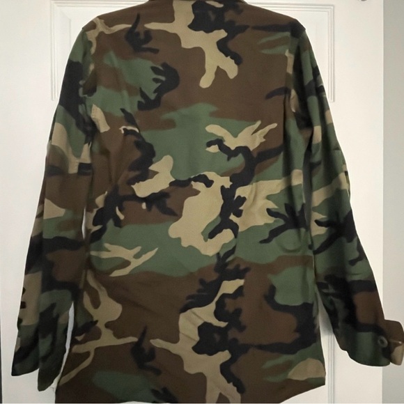 This item is a U.S. Woodland camouflage Battle Dress Uniform (BDU) jacket. - Picture 3 of 3